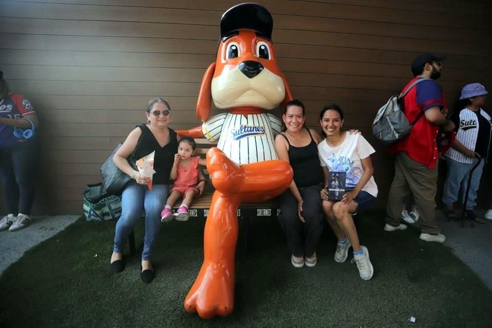 Las postales de Sultanes en el arranque de los playoffs, ante los Charros de Jalisco en el Estadio Monterrey.