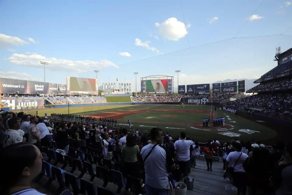 Las postales de Sultanes en el arranque de los playoffs, ante los Charros de Jalisco en el Estadio Monterrey.