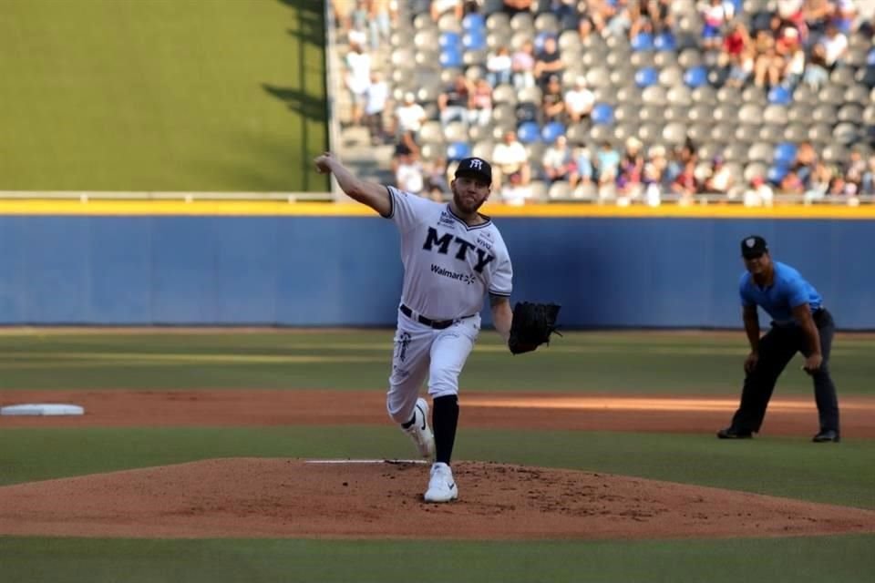 Las postales de Sultanes en el arranque de los playoffs, ante los Charros de Jalisco en el Estadio Monterrey.