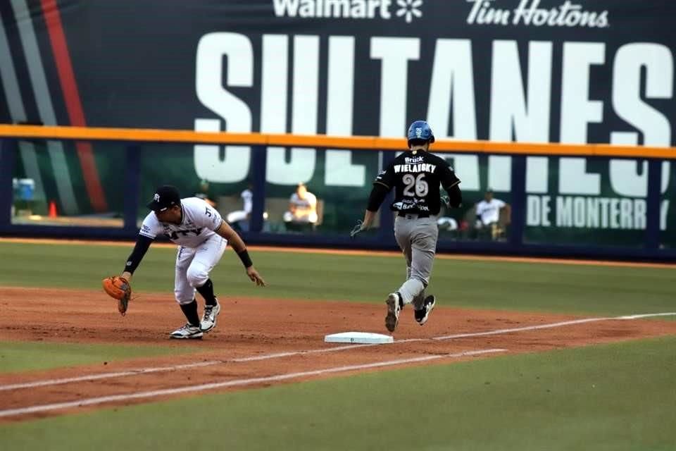 Las postales de Sultanes en el arranque de los playoffs, ante los Charros de Jalisco en el Estadio Monterrey.