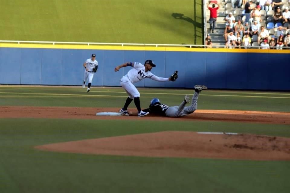 Las postales de Sultanes en el arranque de los playoffs, ante los Charros de Jalisco en el Estadio Monterrey.