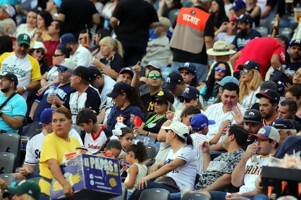 Las postales de Sultanes en el arranque de los playoffs, ante los Charros de Jalisco en el Estadio Monterrey.