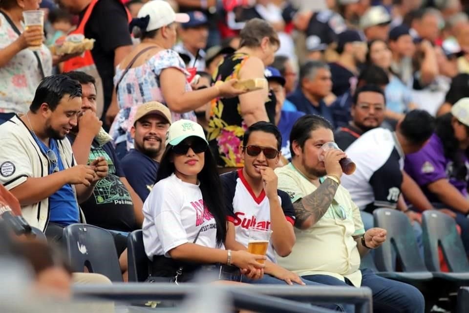 Las postales de Sultanes en el arranque de los playoffs, ante los Charros de Jalisco en el Estadio Monterrey.