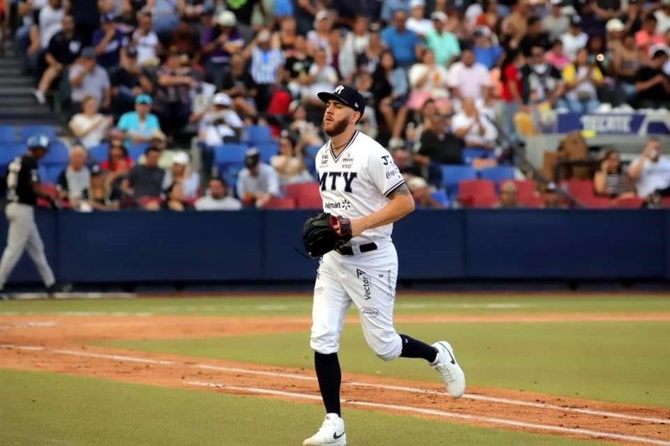 Las postales de Sultanes en el arranque de los playoffs, ante los Charros de Jalisco en el Estadio Monterrey.