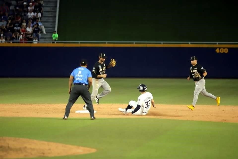 Las postales de Sultanes en el arranque de los playoffs, ante los Charros de Jalisco en el Estadio Monterrey.