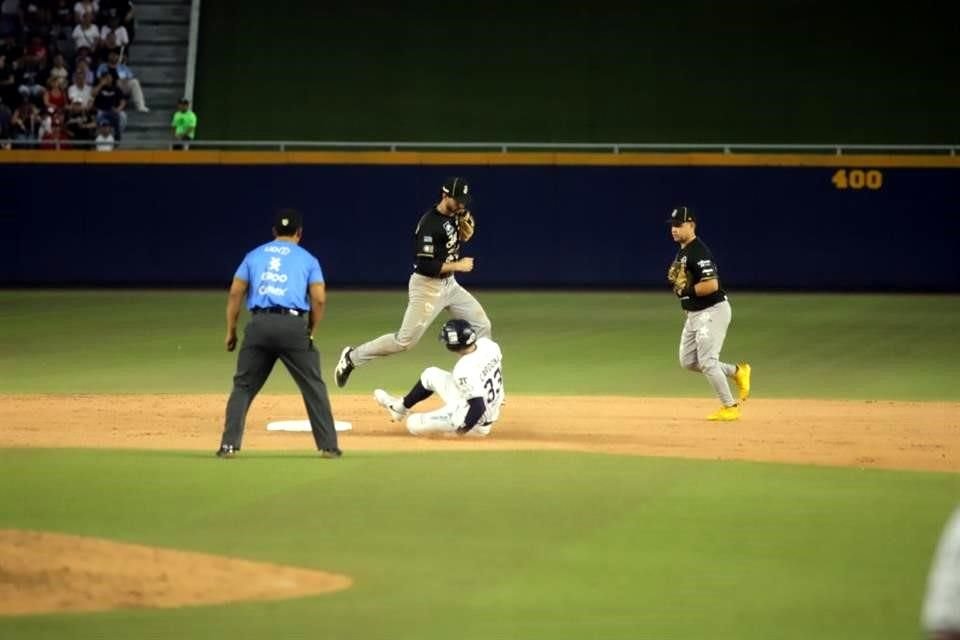 Las postales de Sultanes en el arranque de los playoffs, ante los Charros de Jalisco en el Estadio Monterrey.