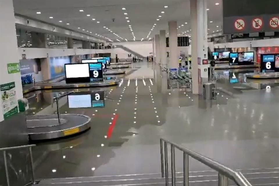 Debido a las intensas lluvias del domingo pasada, la sala de entrega de equipaje del AICM resultó inundada.