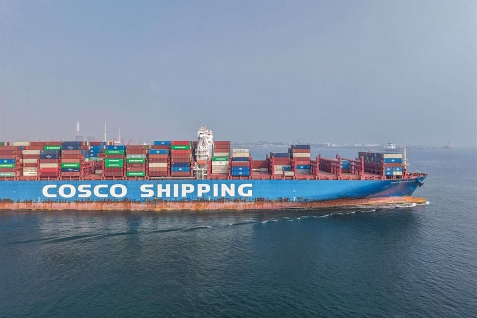 Un carguero sale del puerto de Qingdao, en China, el 7 de agosto del 2025.