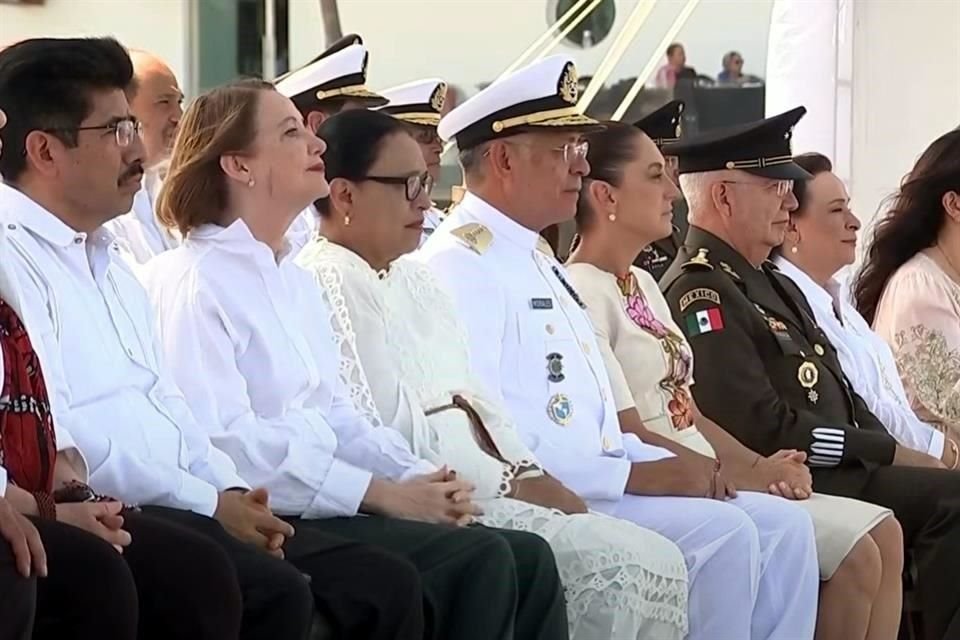 En una parte de su discurso que generó aplausos entre el personal naval y los asistentes, la presidenta llamó a los servidores públicos a vivir con rectitud.