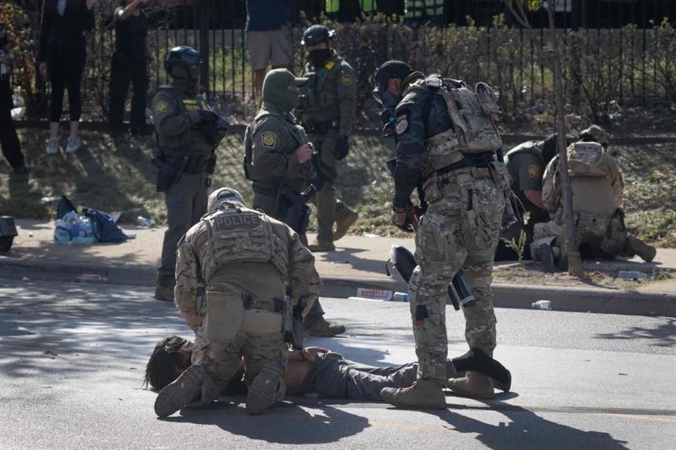 Un hombre es detenido por durante un enfrentamiento en Brighton Park, el 4 de octubre del 2025.