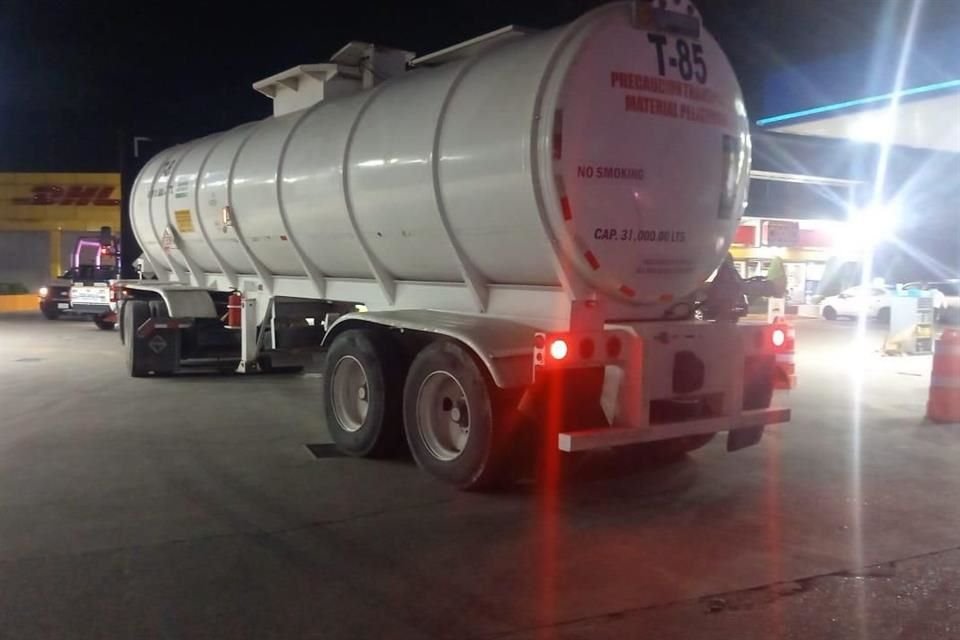 Elementos de la Semar y Policía Municipal de Ecatepec detuvieron a un hombre que transportaba 31 mil litros de combustible presuntamente ilícito, a bordo de una pipa.