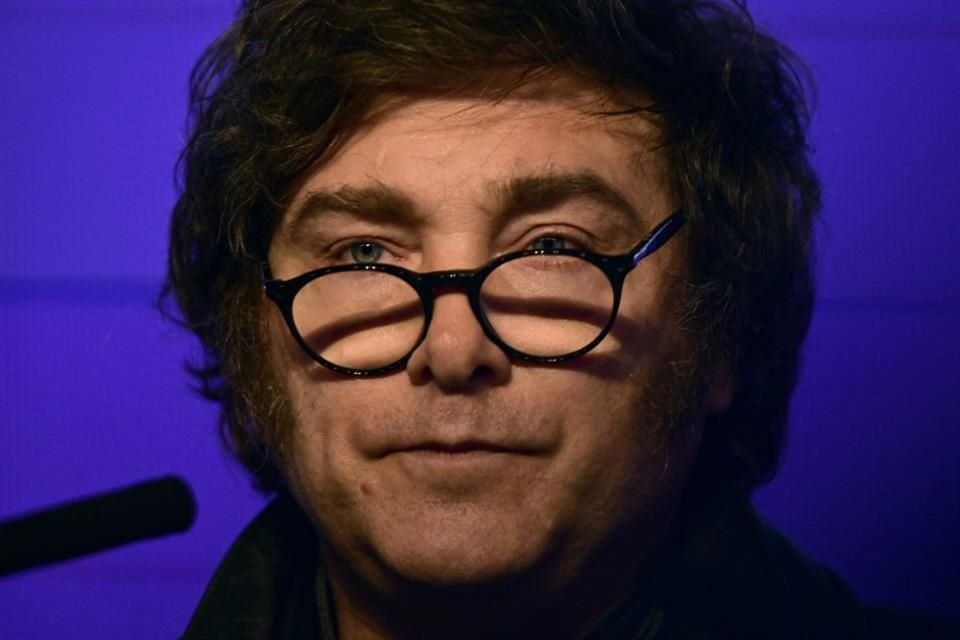 El Presidente de Argentina, Javier Milei, habla con seguidores en La Plata, el 7 de septiembre del 2025.