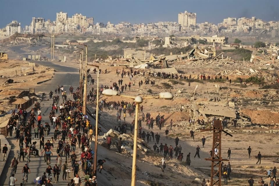 Palestinos desplazados se reúnen cerca de Wadi Gaza, el 9 de octubre de 2025, en el centro de la Franja de Gaza.