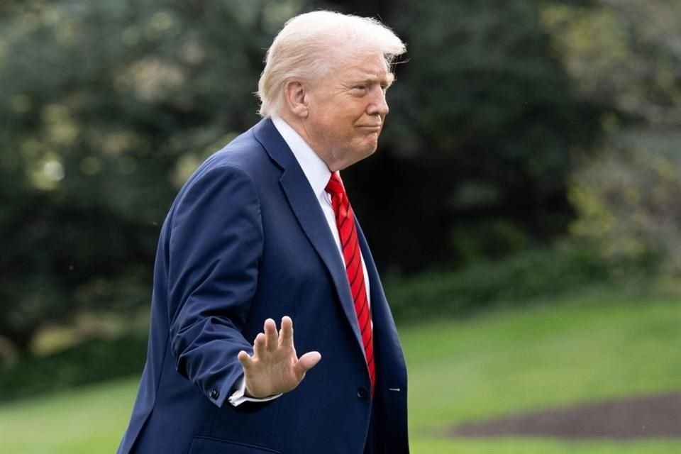 El Presidente de EU, Donald Trump, camina en la Casa Blanca luego de regresar de una revisión médica.