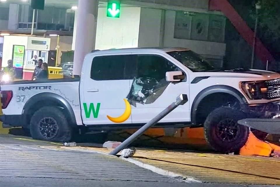 A bordo de una camioneta pick up marca Ford Raptor, de reciente modelo, el sujeto trató de saltar por un muro de concreto que sirve de contención en el puente Puerta México, en Matamoros.