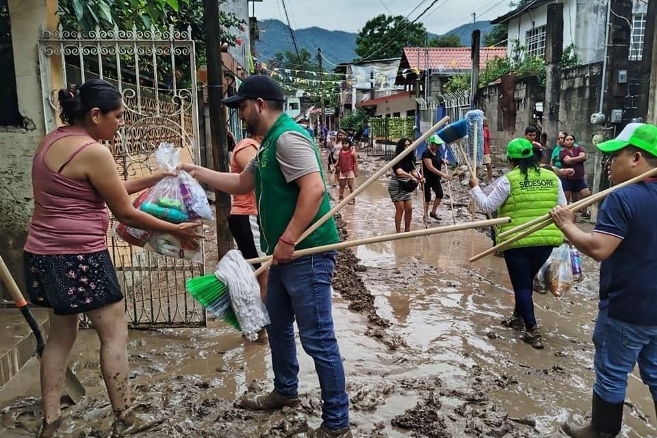 Em Tamazunchale, SLP, eles vivem na lama há quatro dias, com o cheiro de esgoto, sem serviços básicos e, segundo os moradores, sem ajuda.
