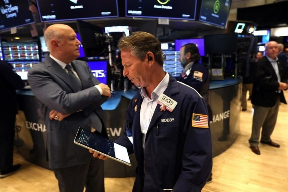 El Dow Jones subía 0.9%, el S&P 500 un 1.2% y el Nasdaq ganaba 1.7%.