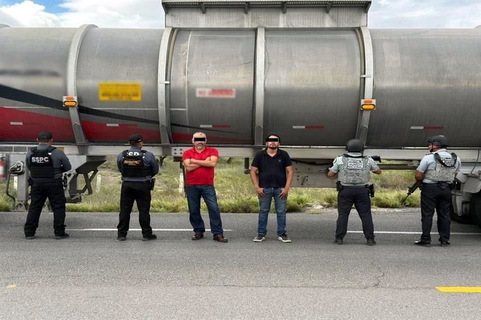 En la carretera Tula-San Antonio, en San Luis Potosí, se aseguró un tractocamión acoplado a un autotanque con 55 mil litros de hidrocarburo robado.
