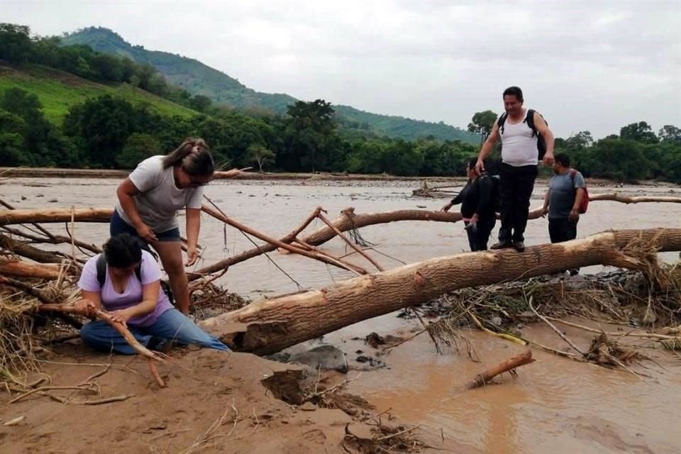 По предварительным оценкам, от последствий наводнения на прошлой неделе пострадали 584 000 человек.