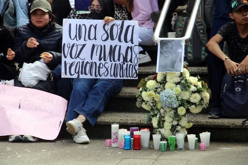 Los estudiantes de la Universidad Veracruzana recordaron a su compañera Diana Jael Cuevas Santos.