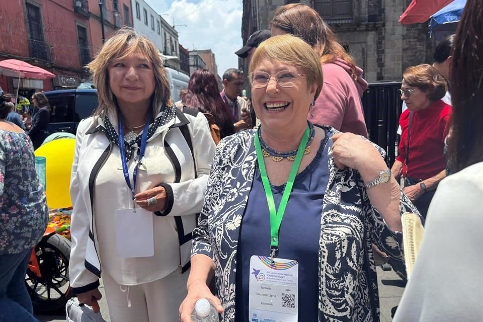 En entrevista mientras camina por el centro de la Ciudad, Bachelet asegura que a las mujeres gobernantes se les exige y cuestiona más que a los hombres.