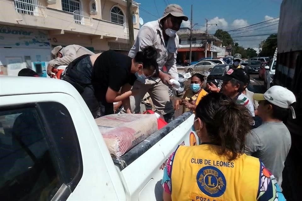 Los voluntarios han conformado cuadrillas de limpieza junto a estudiantes de la Universidad Veracruzana.