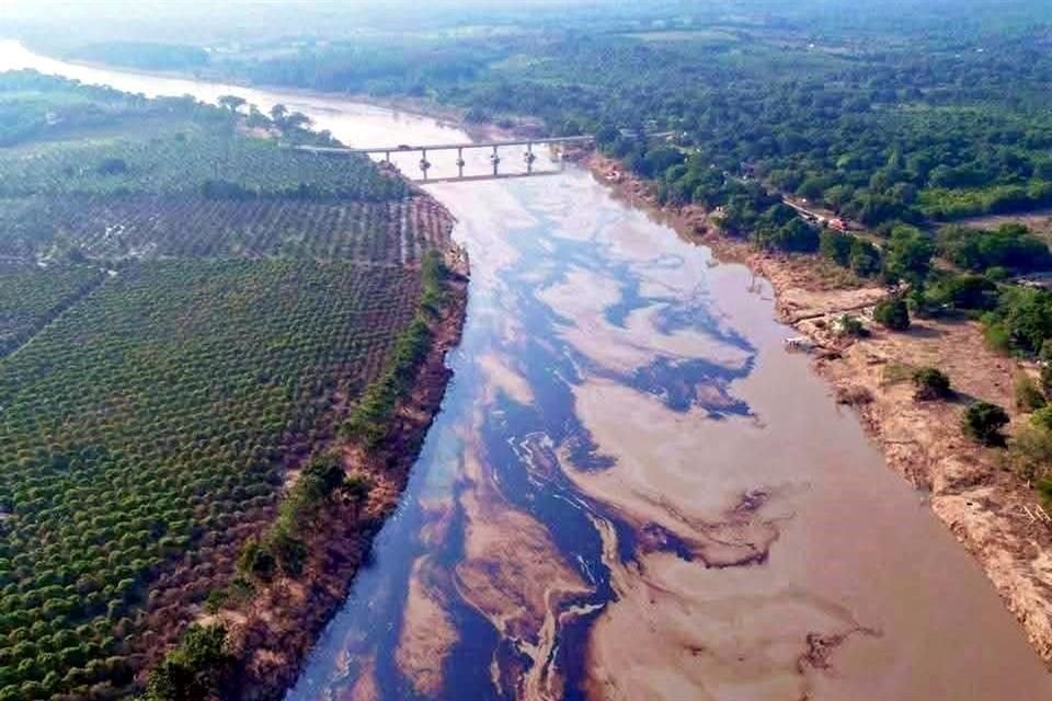 Habitantes denunciaron en redes sociales el derrame del hidrocarburo.