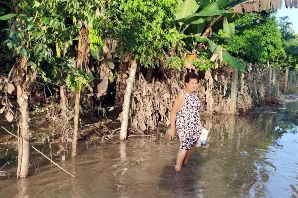 La comunidad permanece al menos desde el viernes sin agua, cuyo suministro depende del río Pantepec.