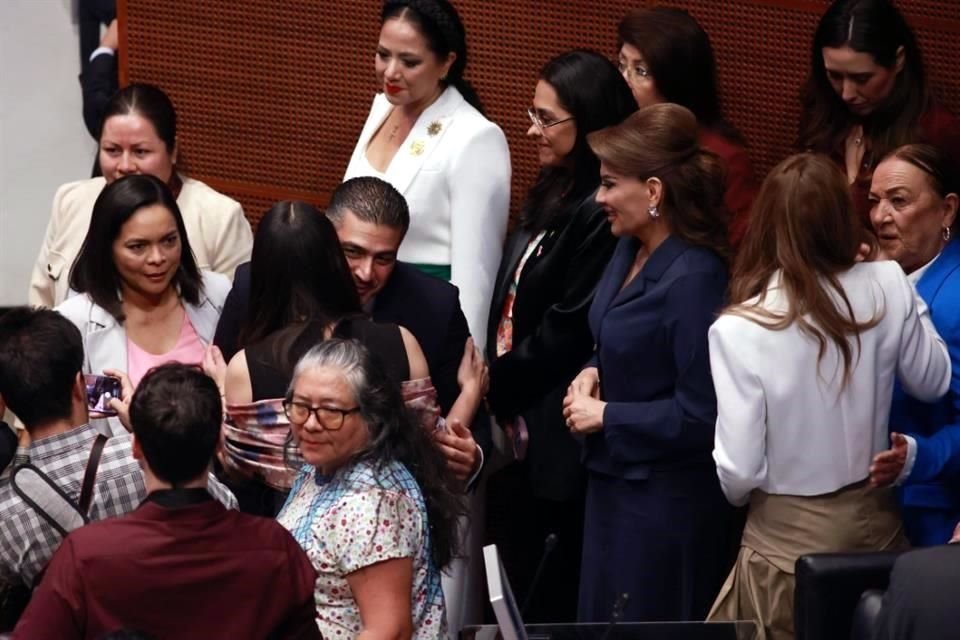 'Huele a Presidente', se escuchó en la bancada de Morena, la más satisfecha con la presencia del Secretario.