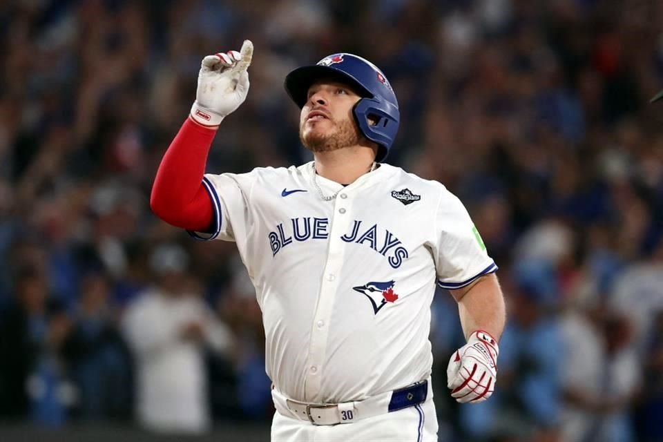 Alejandro Kirk ha realizzato un fuoricampo, ha segnato tre punti e ne ha portati a casa altri due, portando Toronto alla vittoria nella prima partita delle World Series.