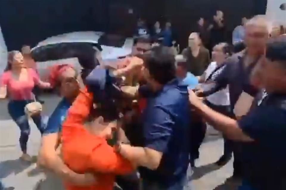 Members of Morena exchanged blows during a party branch election in Uruapan, Michoacán.