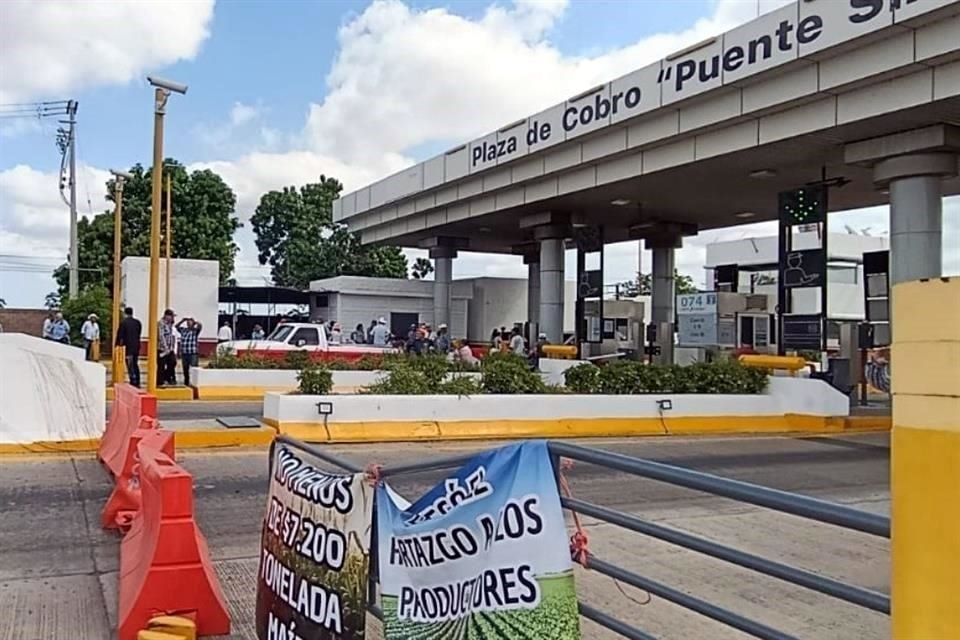 Campesinos de Sinaloa bloquean la caseta Cuatro Caminos de Guasave.