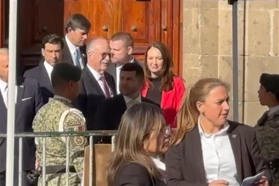 El funcionario mexicano acompañó a la Secretaria estadounidense a su camioneta al salir de Palacio Nacional, donde se reunieron con la Presidenta CSP.