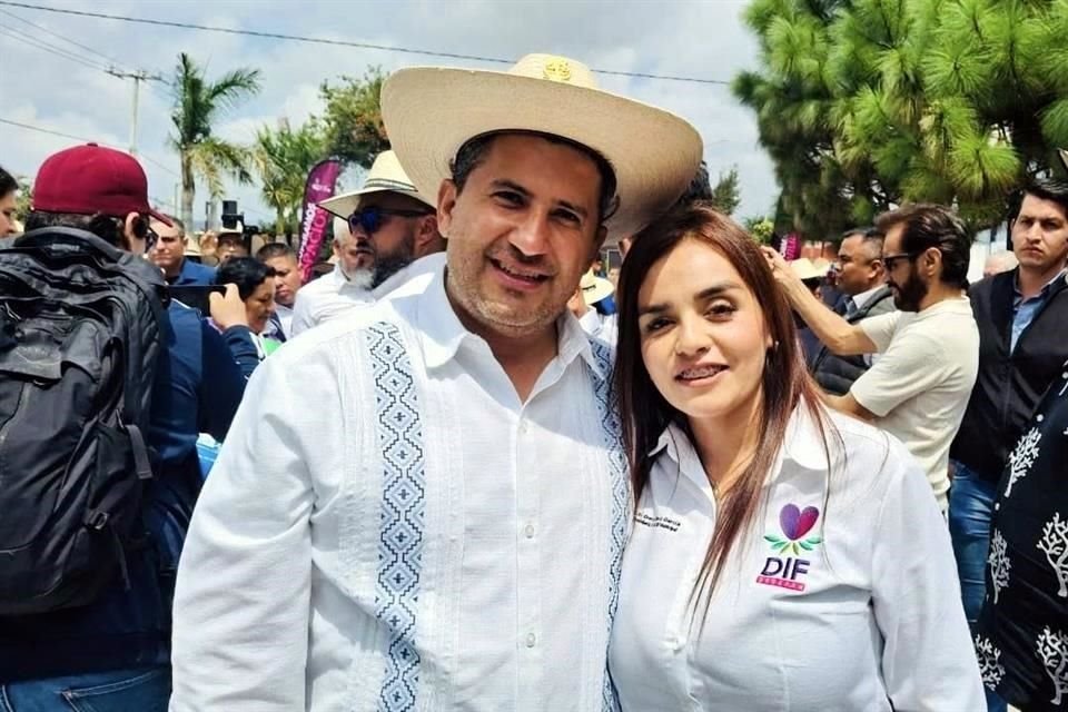 La Alcaldesa de Uruapan, Grecia Quiroz (der.) acusó que las indagaciones sobre el asesinato de su esposo, el ex Edil Carlos Manzo (izq.), son lo mismo que se ha dado a conocer en redes sociales.