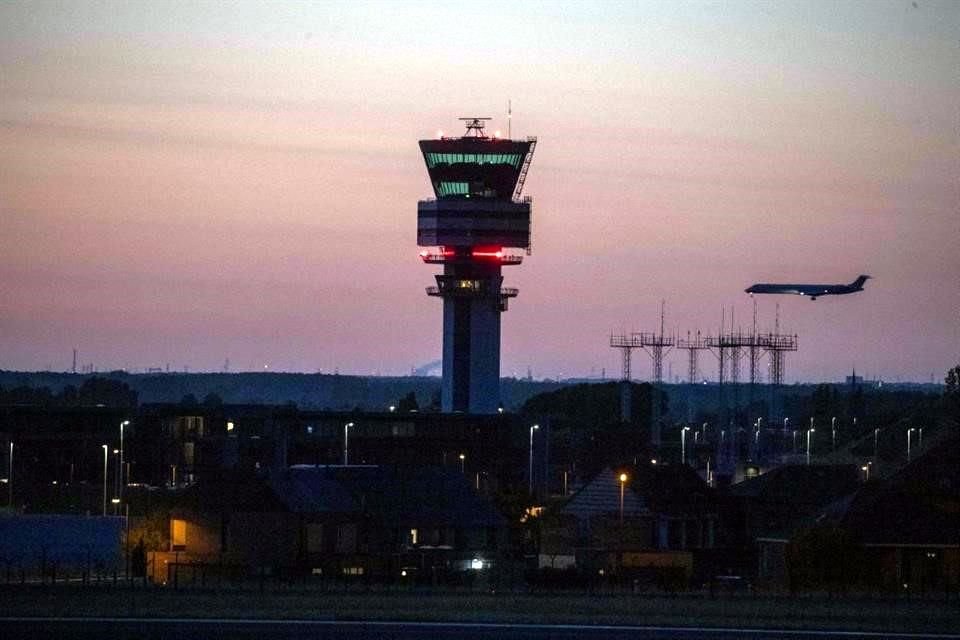 Fuentes del sector dijeron a Reuters que la primera ronda de reducciones, que recortará alrededor del 4% de los vuelos programados, entrará en vigor el viernes.