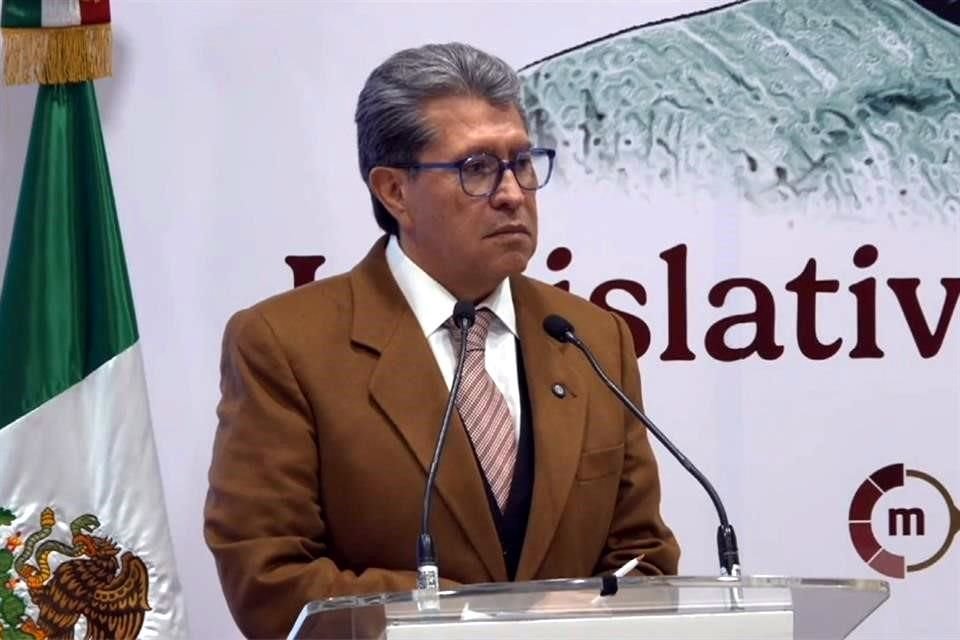 El coordinador de los diputados federales de Morena en conferencia de prensa.