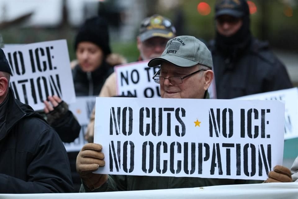 Personas protestan contra la Administración Trump y ICE el 11 de noviembre en la ciudad de Nueva York.