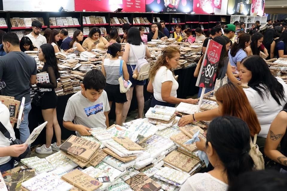 Adolescentes y jóvenes destacan este año en el MOLEC como quienes más leen materiales, ya sea libros, revistas, periódicos, cómics o contenido digital.