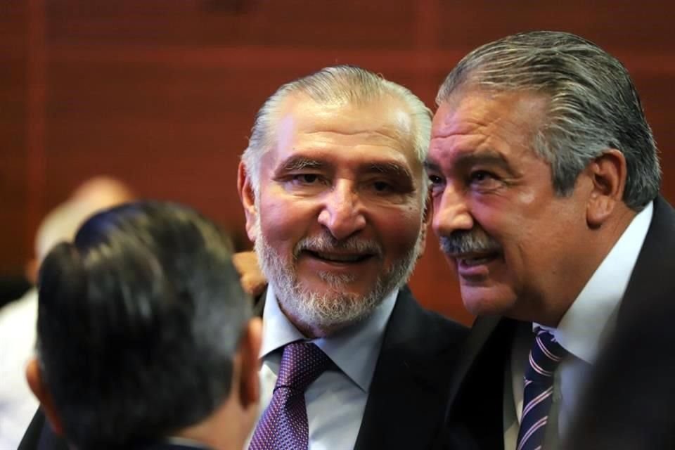 Los morenistas Raúl Morón (der.) y Adán Augusto López en una sesión en el Senado.