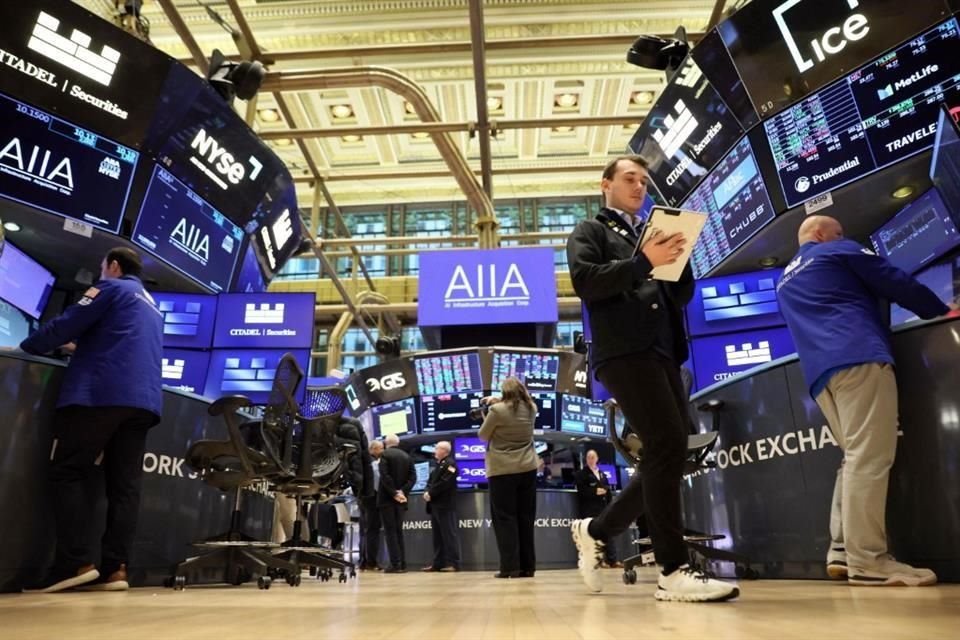 Las acciones también recibieron un ligero impulso tras la publicación de un informe de empleo estadounidense mejor de lo esperado.