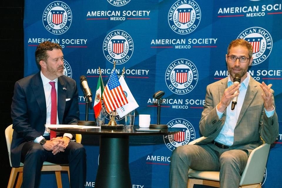 Larry Rubin presidente de la American Society of Mexico y Daniel Zaga, economista en jefe de Deloitte Spanish Latin America.