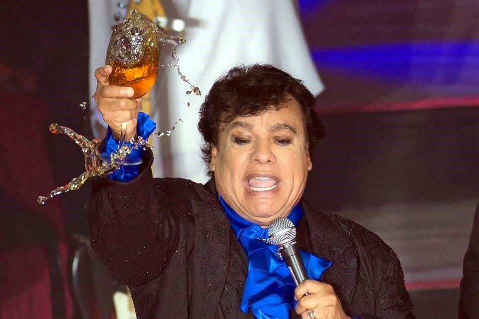 Juan Gabriel trabajó arduamente en renovar sus canciones en su estudio en Cancún, donde vivió Guillermo Hernández.