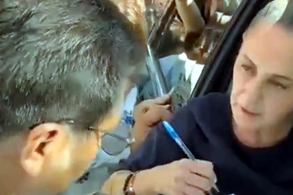 La Presidenta Sheinbaum firmó tres oficios a los maestros en Chiapas.