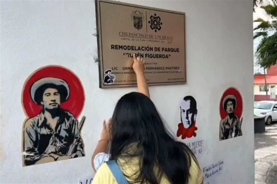Activistas culturales y organizaciones sociales borraron el nombre del ex Gobernador de Guerrero Rubén Figueroa Figueroa, señalado por represión en la 'guerra sucia', de parque en Chilpancingo.