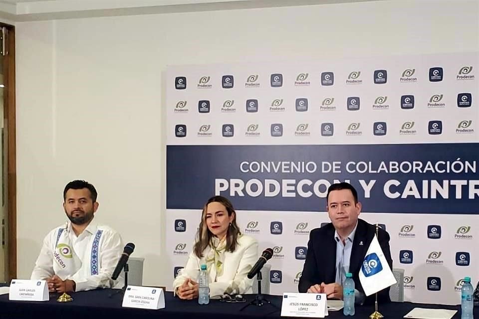 De izq a der. Juan Carlos Castañeda, Sub Delegado de Prodecon, Sara García, delegada de Prodecon en NL, Jesús López, director de Relaciones institucionales de Caintra.
