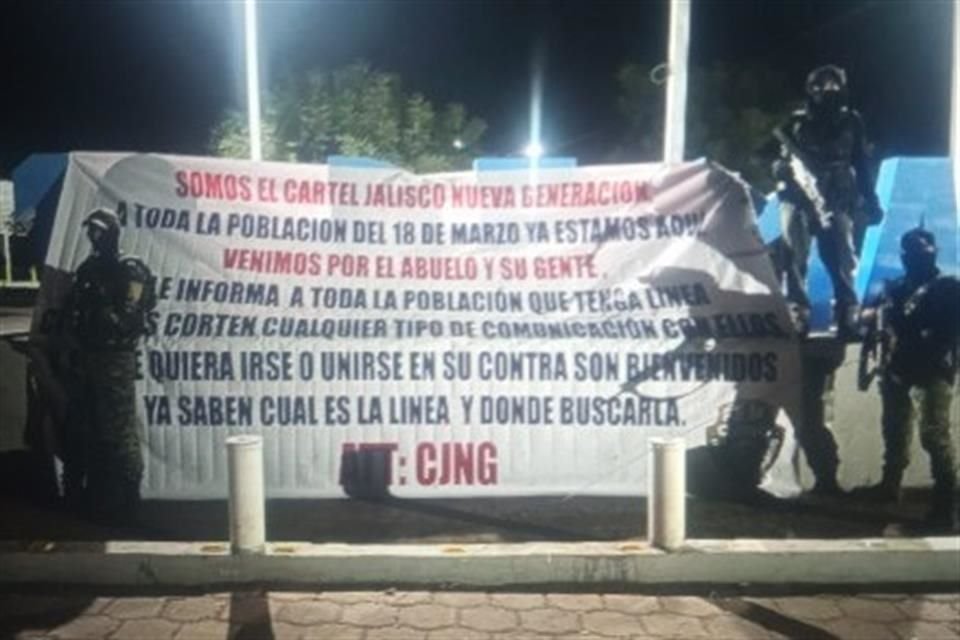 Encapuchados colgaron mantas firmadas por el CJNG en Buenavista, Michoacán, para amenazar a rivales de la zona.