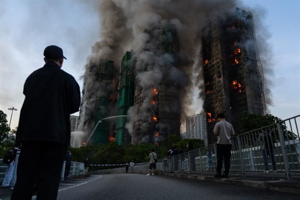 El número de muertos por un incendio en Hong Kong aumentó a 36 con más de 279 personas desaparecidas, dijeron autoridades.