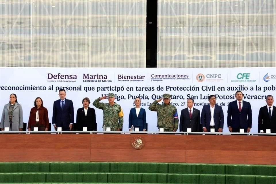 Sheinbaum reconoció a personal militar y naval en la Base Aérea de Santa Lucía.