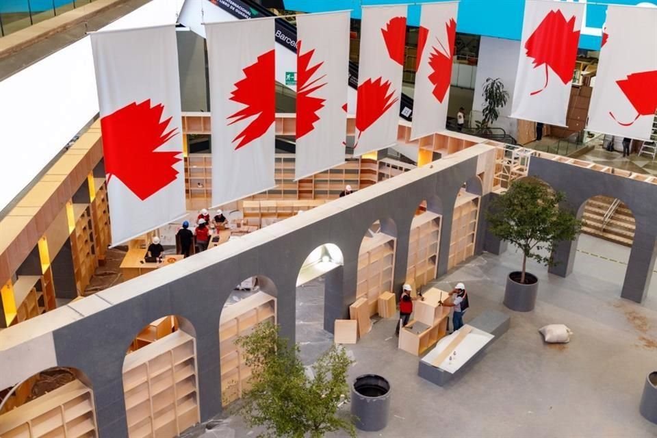 Aspectos del montaje del pabellón de Barcelona, país invitado en la FIL.