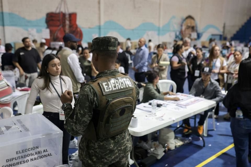 Un soldado hondureño hace guardia durante la elección en Tegucigalpa.